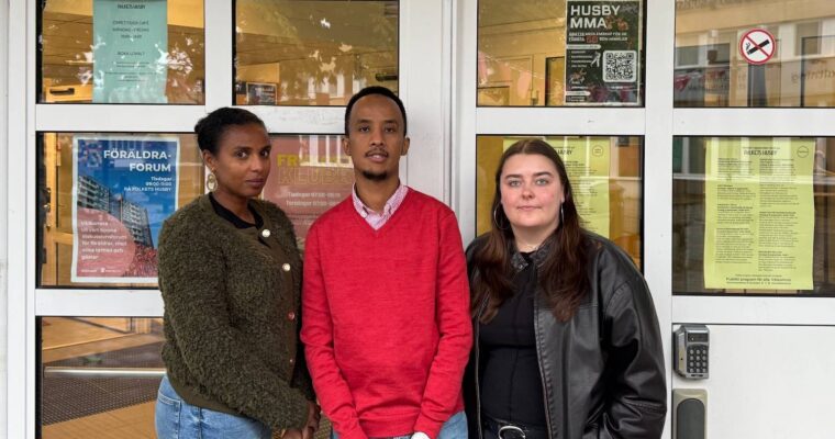 Två kvinnor och en man utanför Folkets Husby.