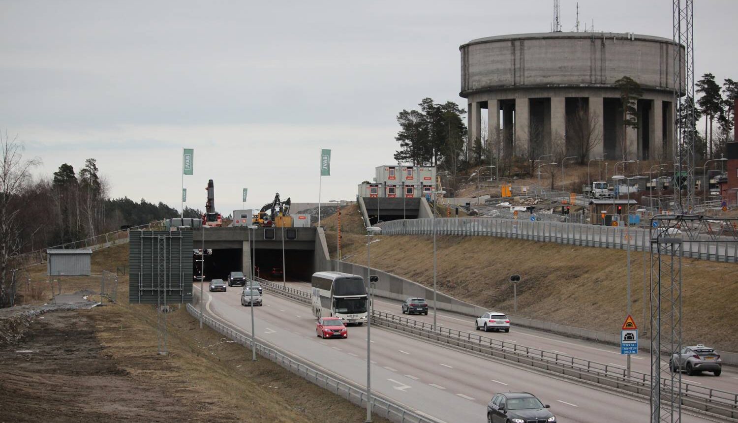 Bild på motorvägen, man ser Tensta vattentorn och tunneln.