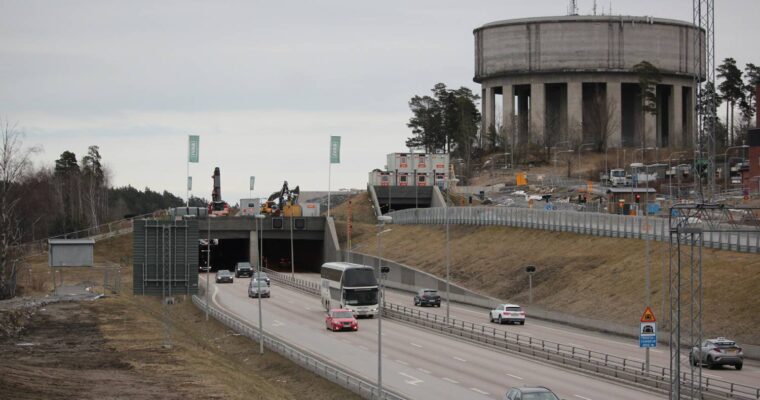 Bild på motorvägen, man ser Tensta vattentorn och tunneln.
