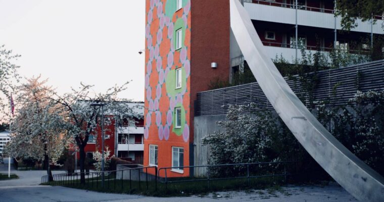 Bild på en färgglad husfasad i Hjulsta.