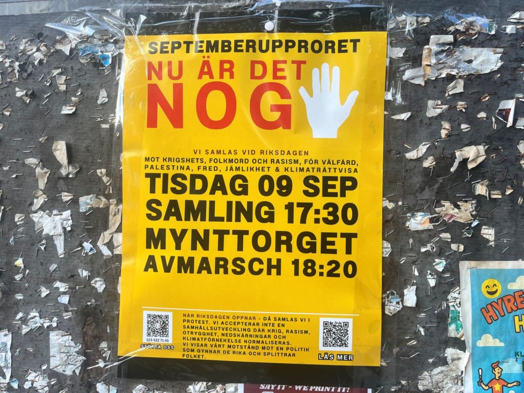 en gul protestaffisch med texten Nu är det nog och uppmaningar till demonstration vid riskdagen