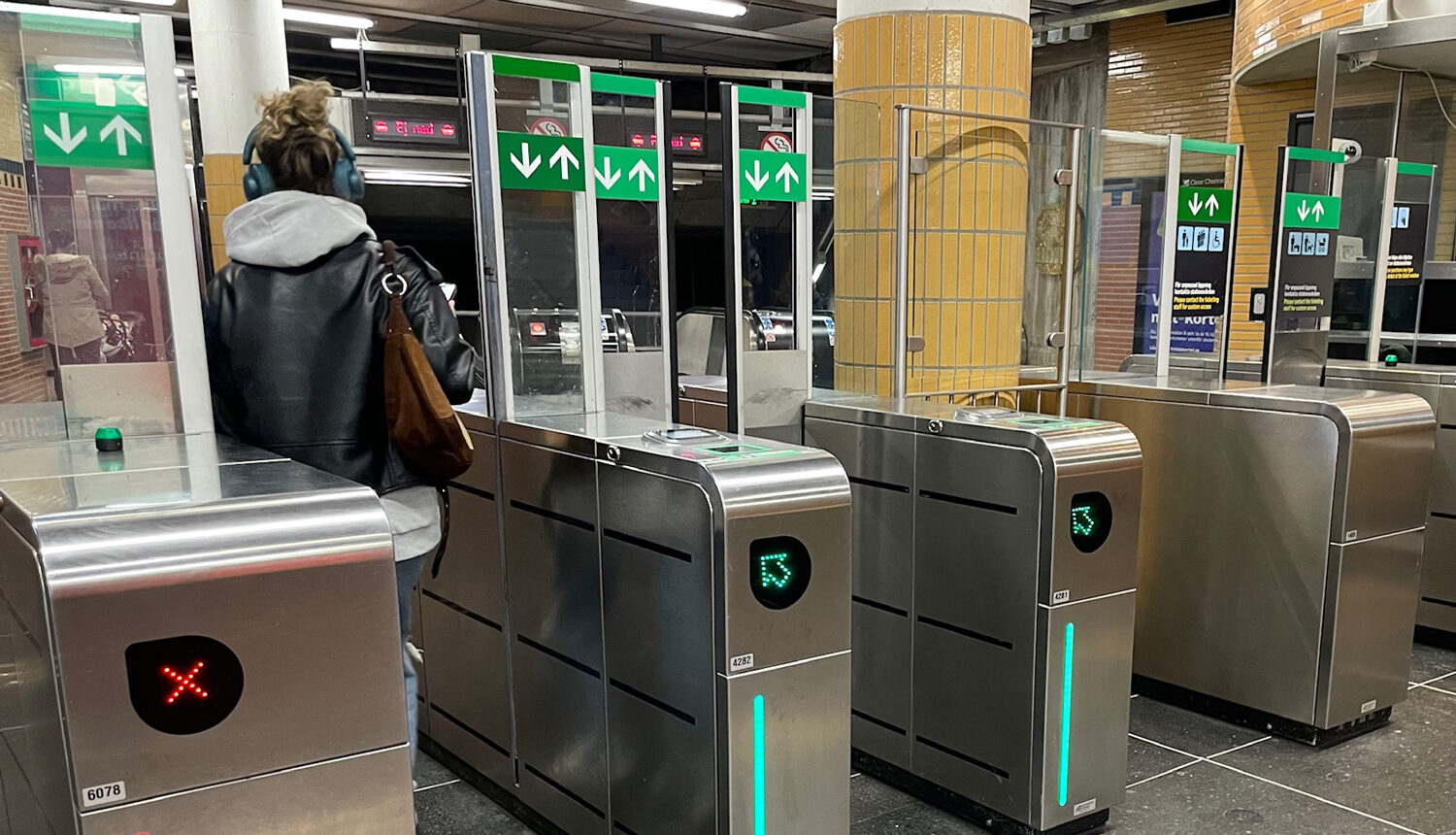 En person passerar in genom spärrarna till tunnelbanan i stockholm