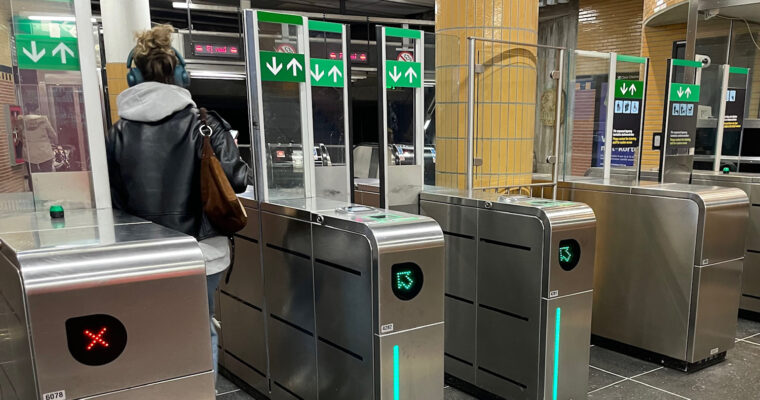 En person passerar in genom spärrarna till tunnelbanan i stockholm