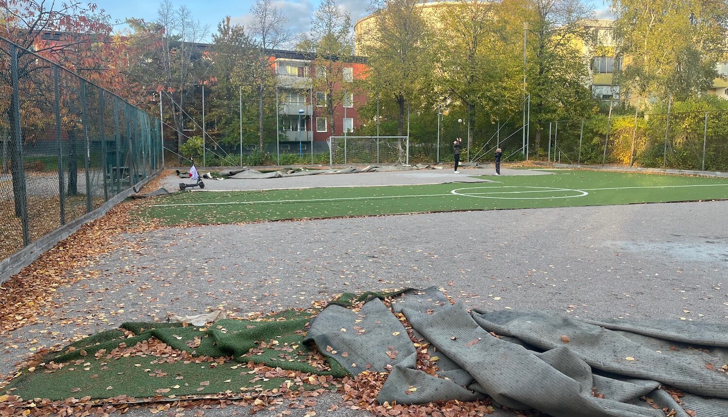 Konstgräset är förstört på fotbollsplanen i Erikslund.