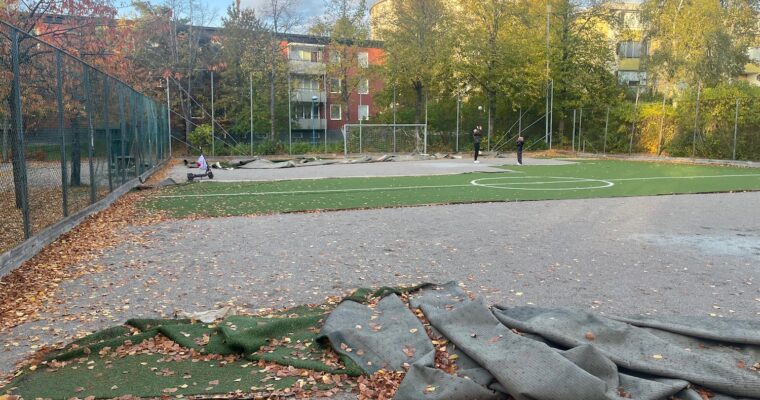 Konstgräset är förstört på fotbollsplanen i Erikslund.