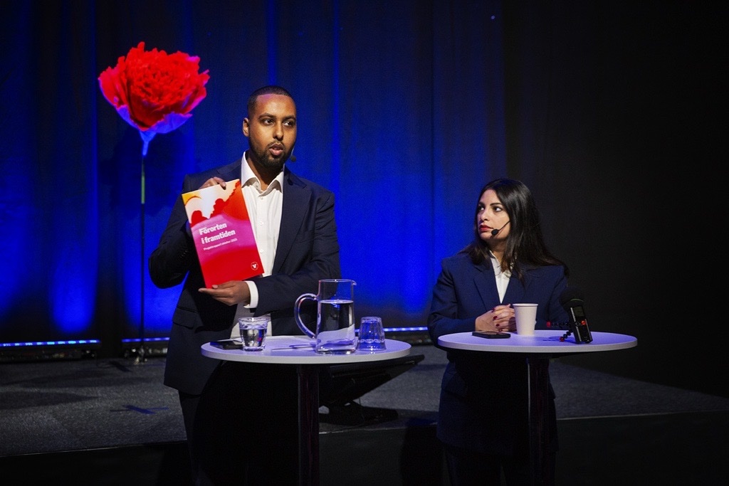 Ilyas Hassan och Nooshi Dadgostar på presskonferensen under Vänsterdagarna. 