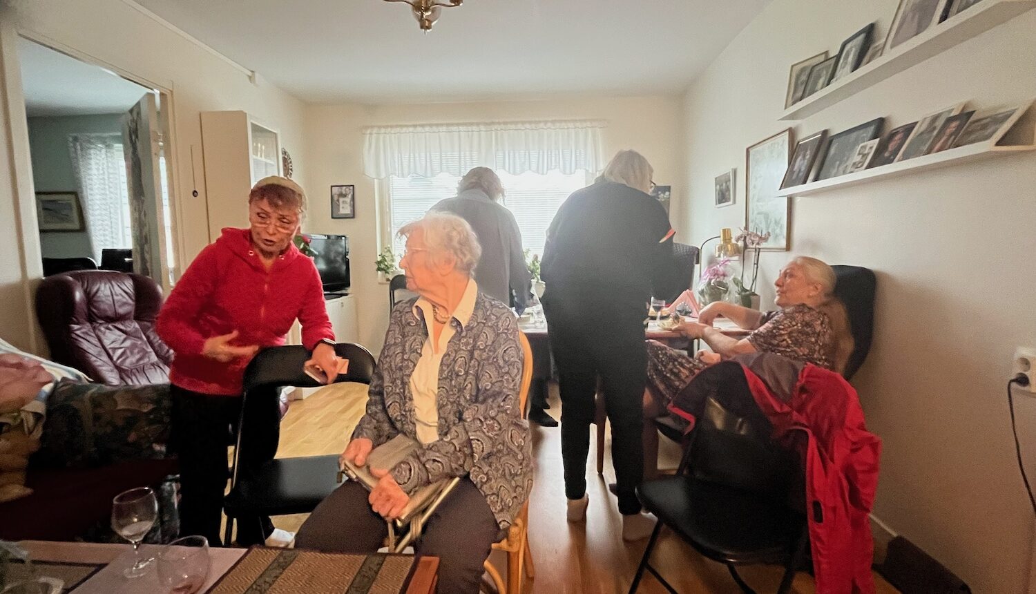 Inga Harnesk med en massa folk i lägenheten.