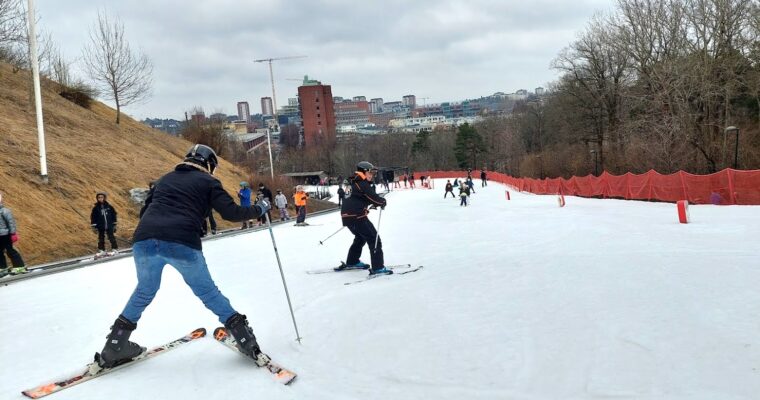 Barn i slalombacken.