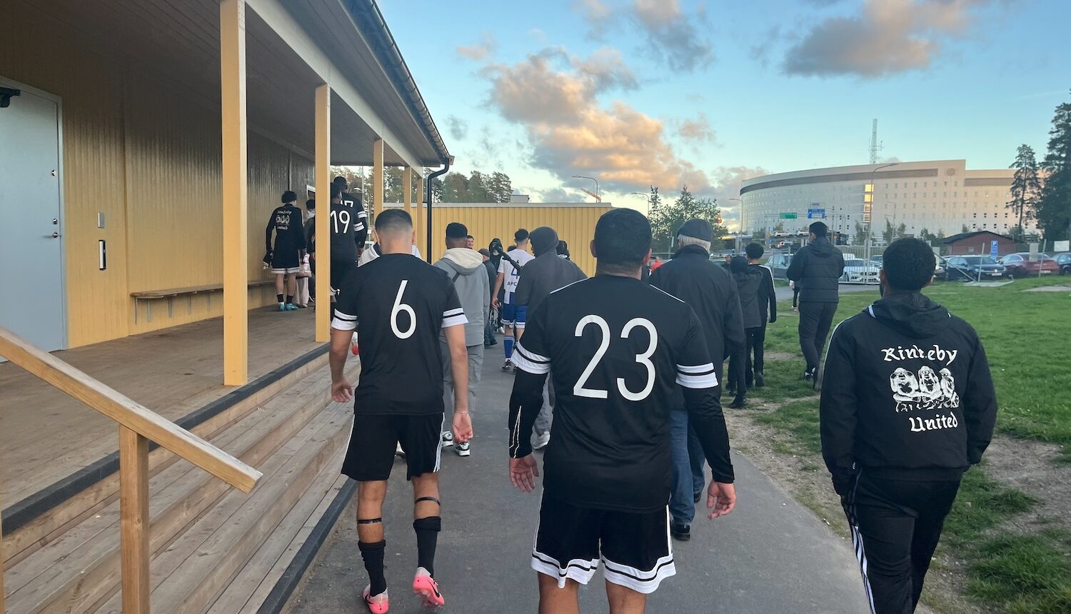 Rinkebys spelare på väg till omklädningsrummet.