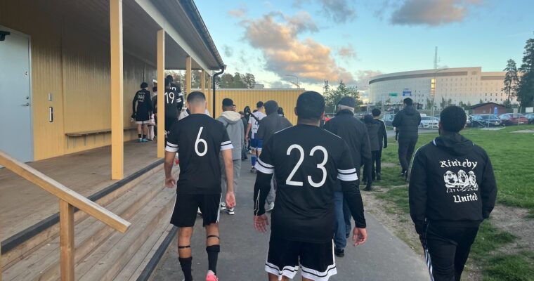 Rinkebys spelare på väg till omklädningsrummet.