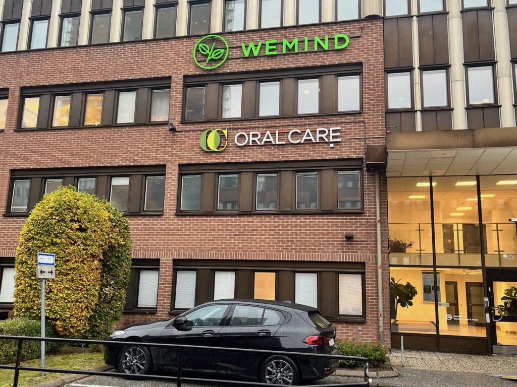 En bil står utanför fastigheten där WeMind har sin mottagning.