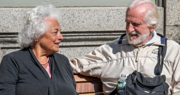 Äldre par på en bänk utomhus