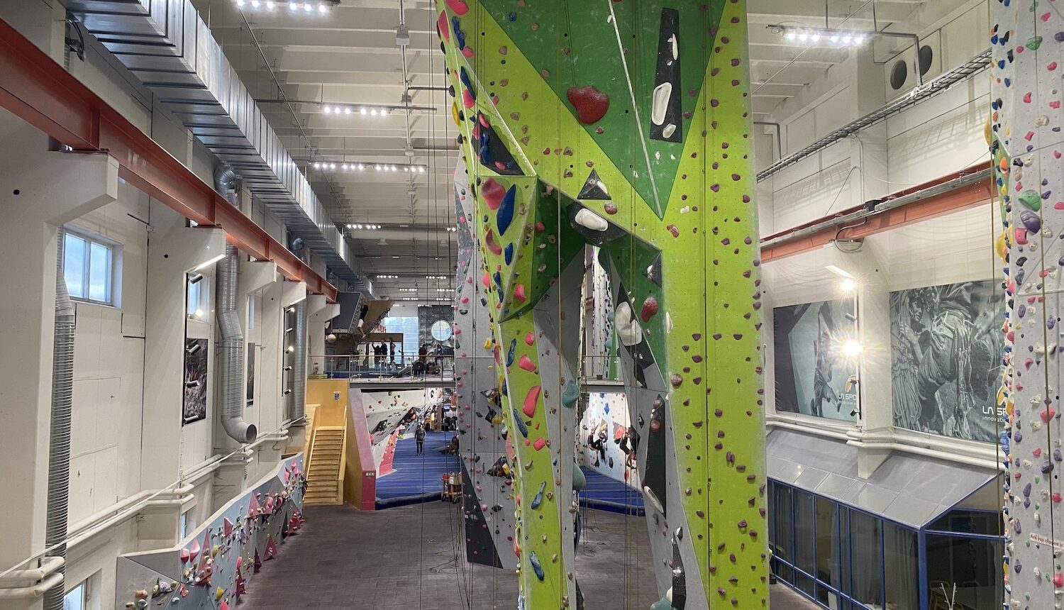 Klätterväggar i Akalla klättercenter.