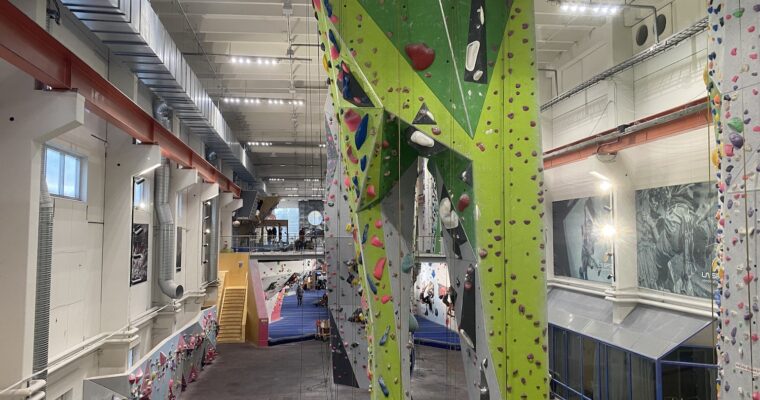 Klätterväggar i Akalla klättercenter.