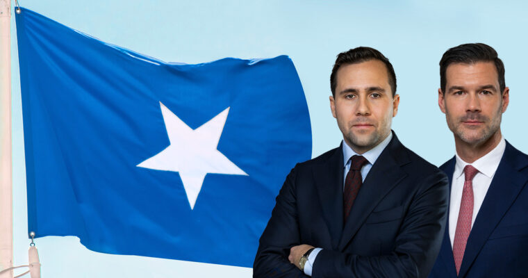 Montage med benjamin dousa och johan forssell framför somalias flagga