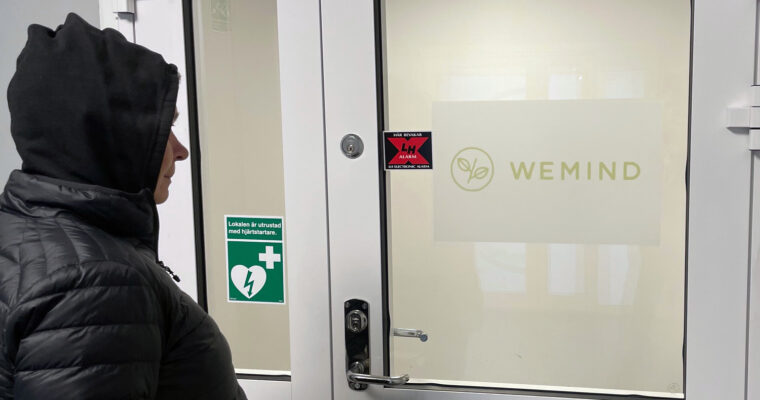 Petra utanför WeMinds mottagning i Rinkeby