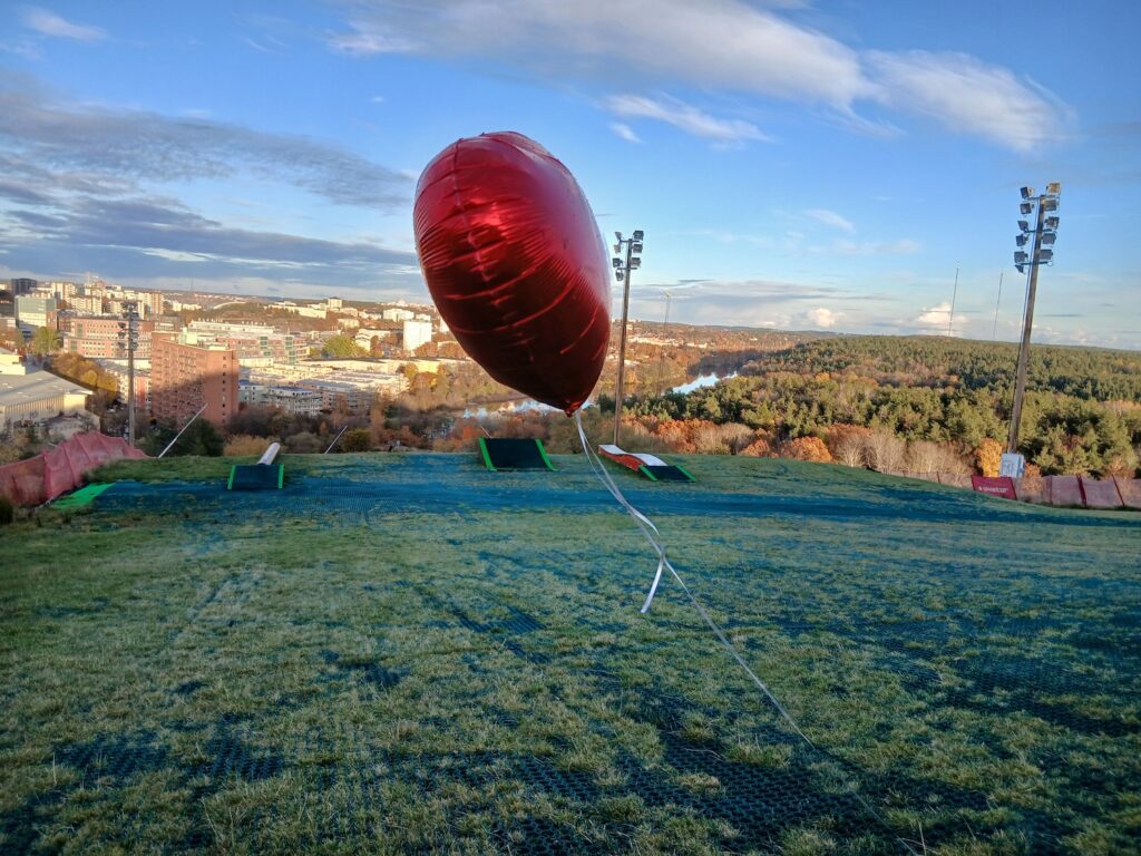 En grön slalombacke med plastgräs.