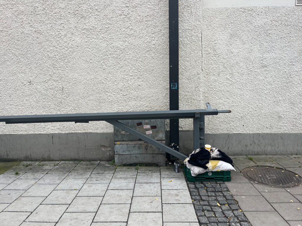 En plats där en hemlös brukar sitta och tigga.