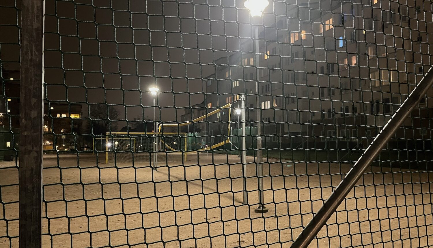Beachvolleybollplanen i Rinkeby kvällstid.