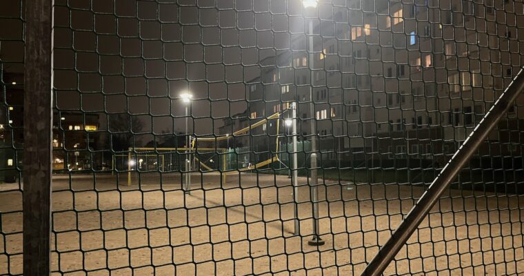 Beachvolleybollplanen i Rinkeby kvällstid.