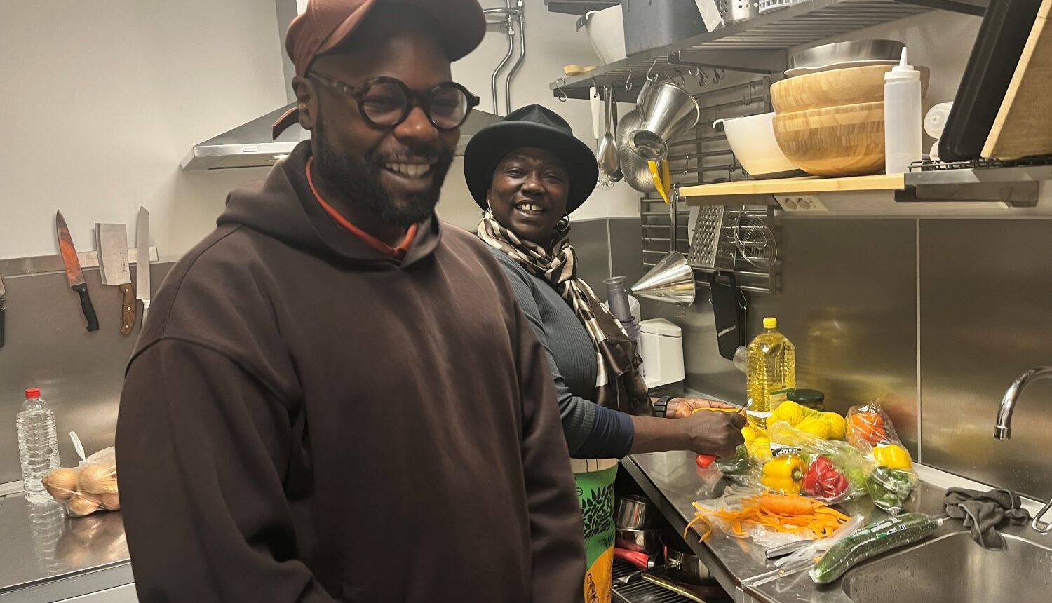 två personer lagar mat i ett kök