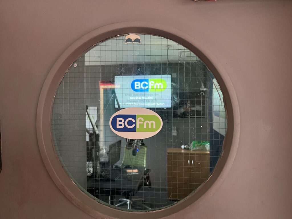 Fönstret in till studion i Easton Community Center.