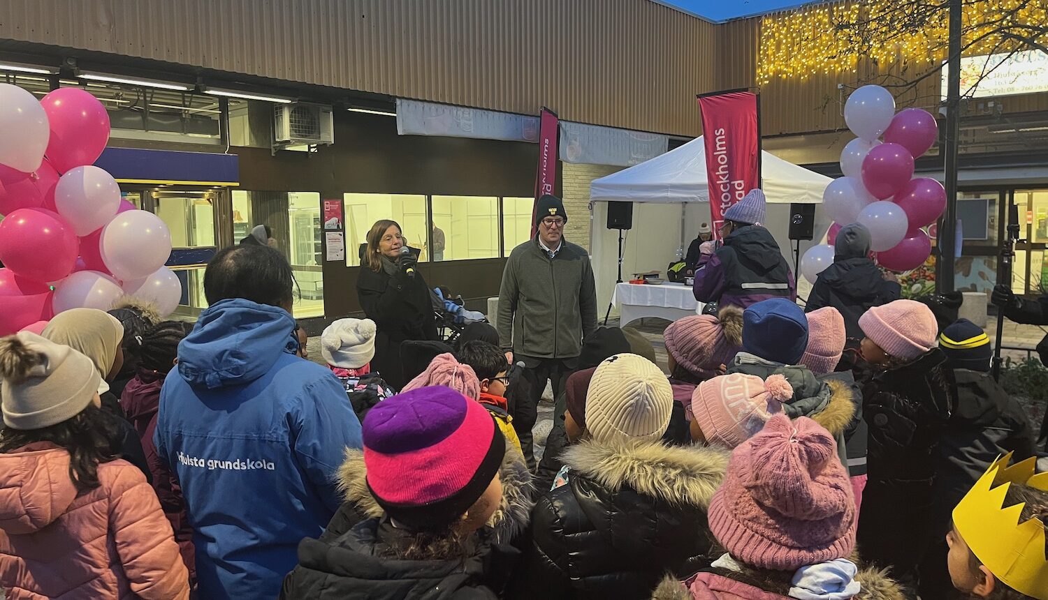 Många barn som lyssnar på Gunilla Glantz och Anders Österberg.