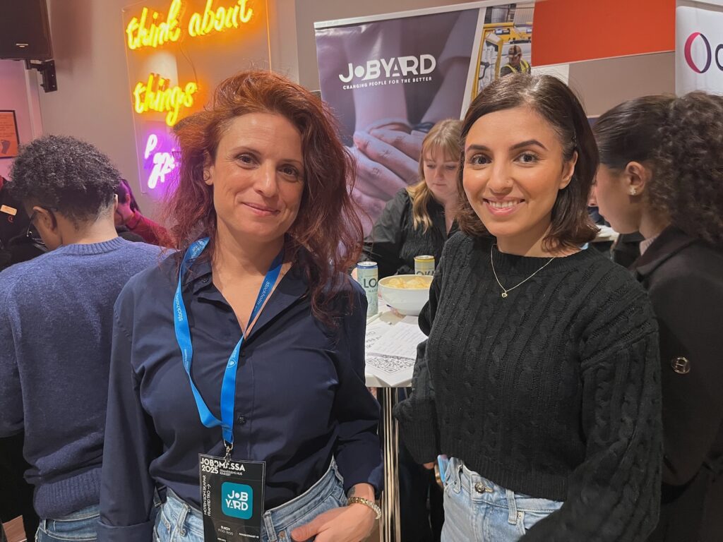 Två kvinnor fram JobYards rollup.
