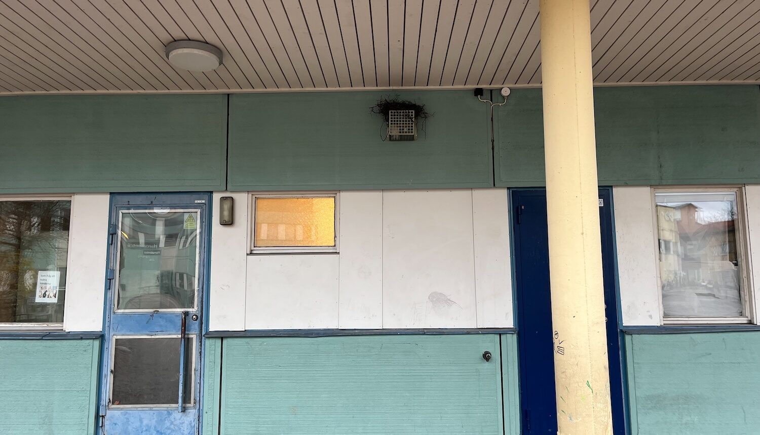 En liten låda under taket på skolan.