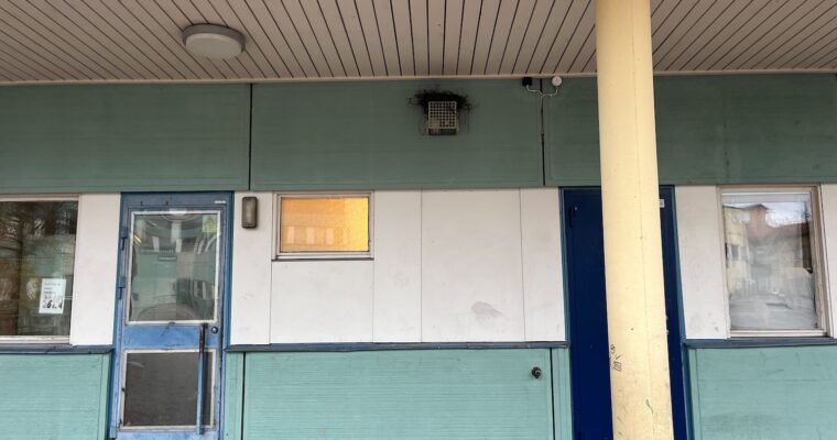 En liten låda under taket på skolan.