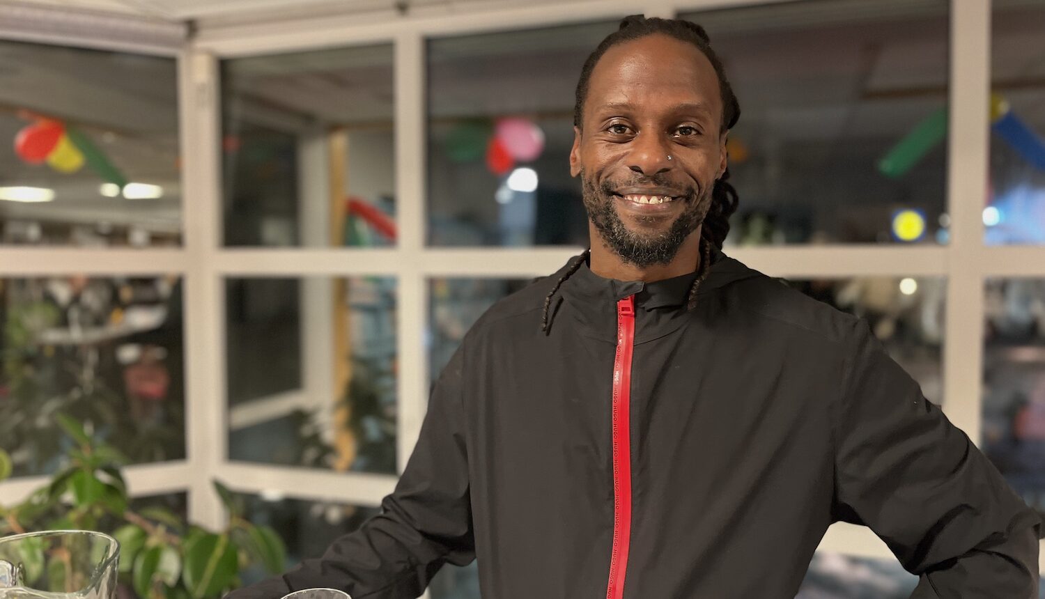 Martin Mutumba när han var i Rinkeby bibliotek och pratade om sin bok.