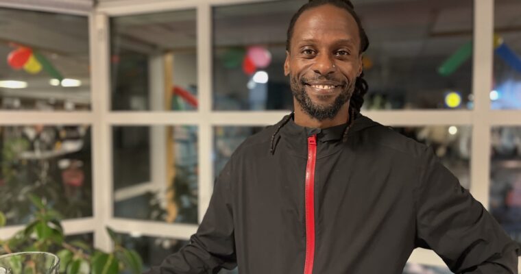 Martin Mutumba när han var i Rinkeby bibliotek och pratade om sin bok.