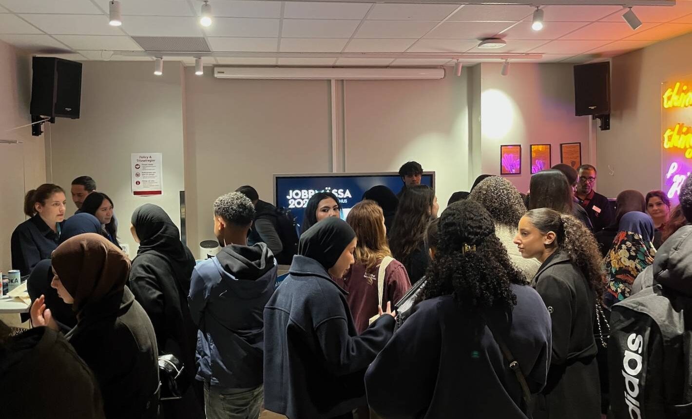 Många människor i ett rum.