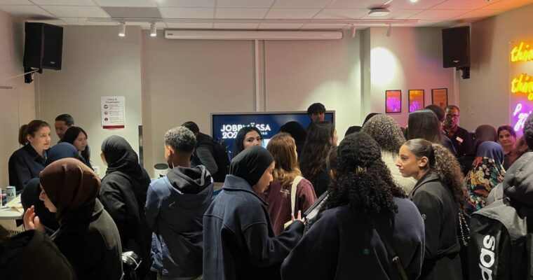 Många människor i ett rum.