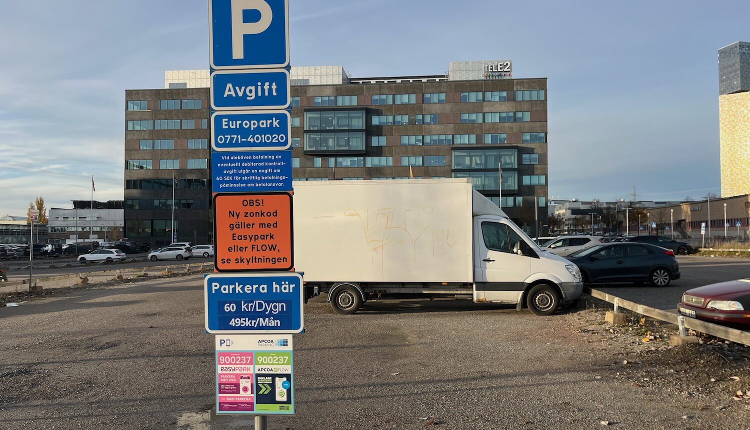Stor p-plats och man ser Tele 2 i bakgrunden.