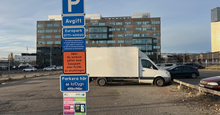 Stor p-plats och man ser Tele 2 i bakgrunden.