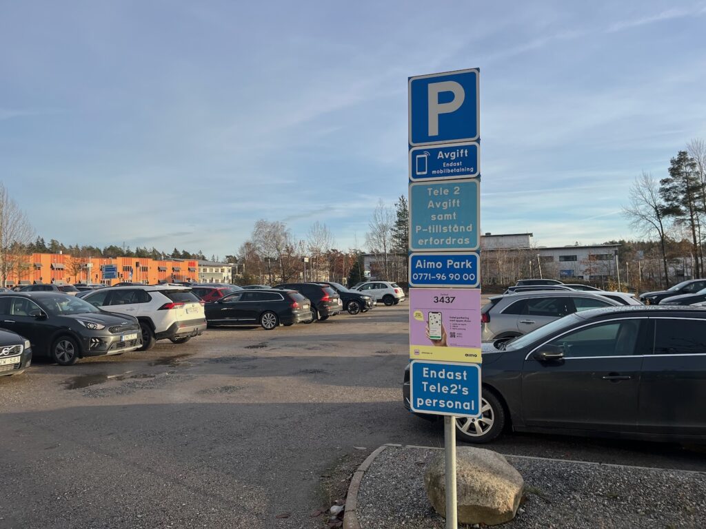 Bild på den stora p-platsen i Kista som är Tele2:s.