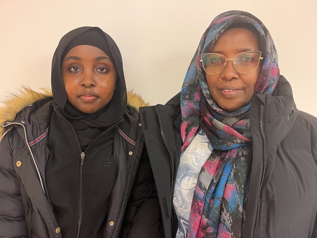Ayan Mohamod med sin mamma Talisa Abdillahi.