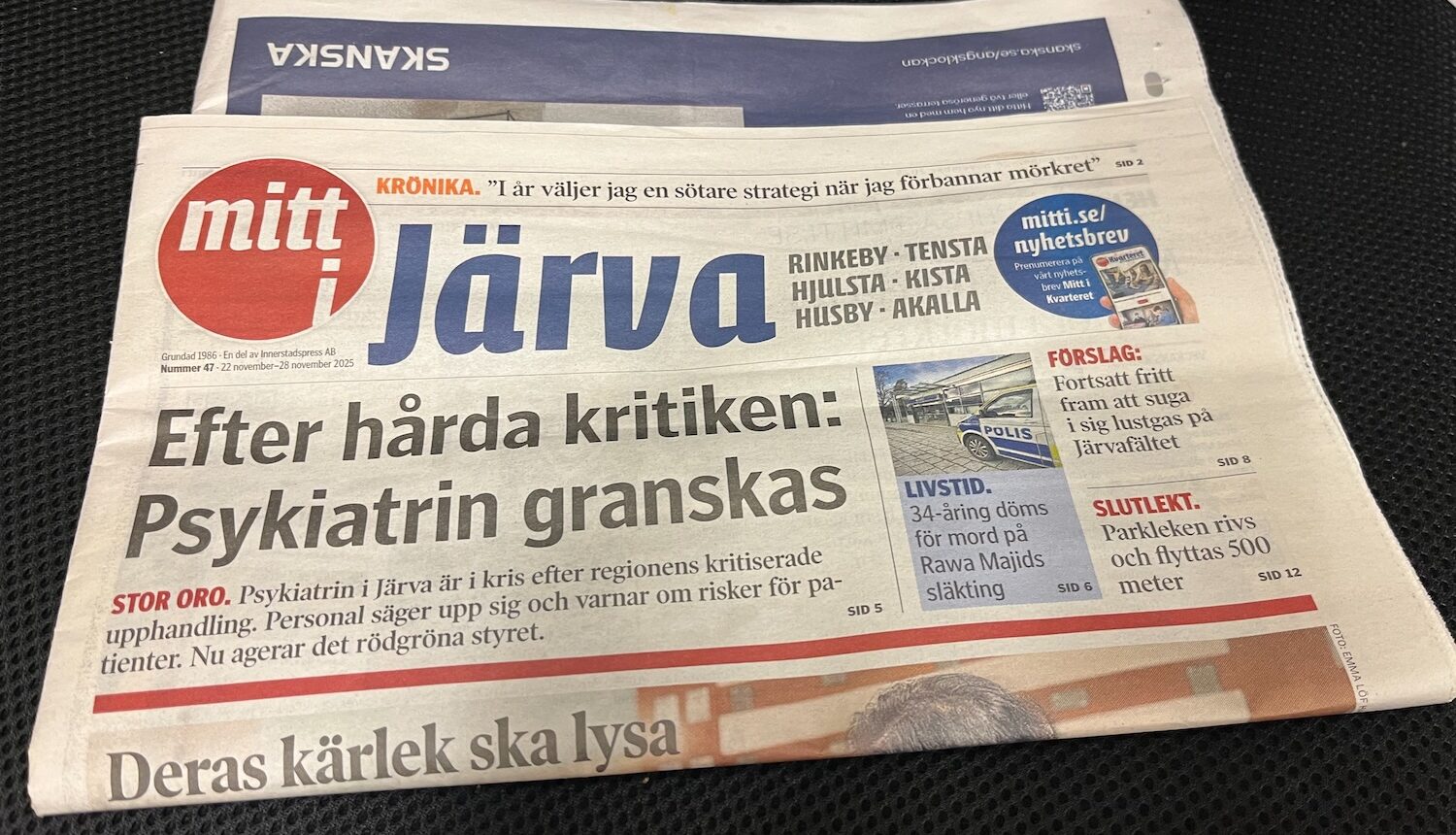 En tidning frn Mitti på en stol.