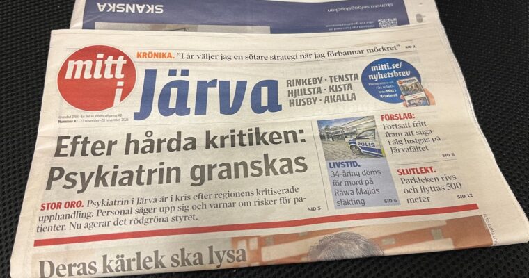 En tidning frn Mitti på en stol.