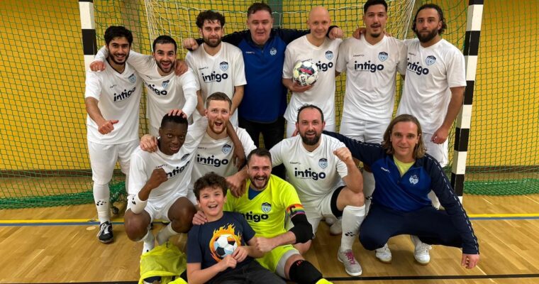 En lagbild på glada spelare.