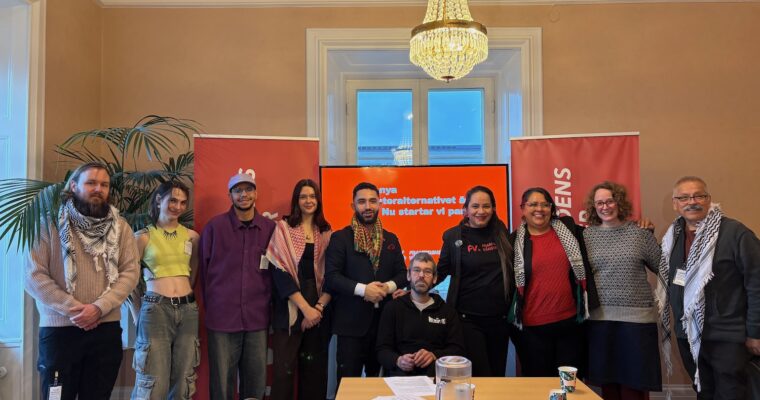 Ett tiotal personer i ett rum i riksdagshuset.