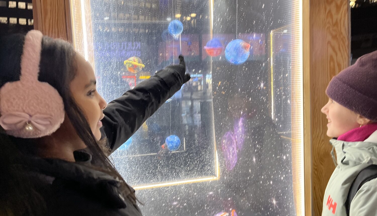 Elvaåringarna Sara Sayed och Ingrid Dumitru från Husbygårdsskolan.