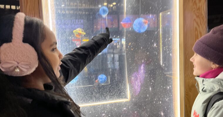 Elvaåringarna Sara Sayed och Ingrid Dumitru från Husbygårdsskolan.