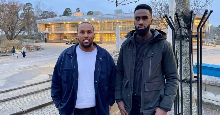 Abdillahi Osman och Abdirahman Elmi på Rinkebyskolans skolgård.