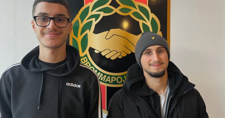 Två unga män framför en skylt med BP:s symbol.