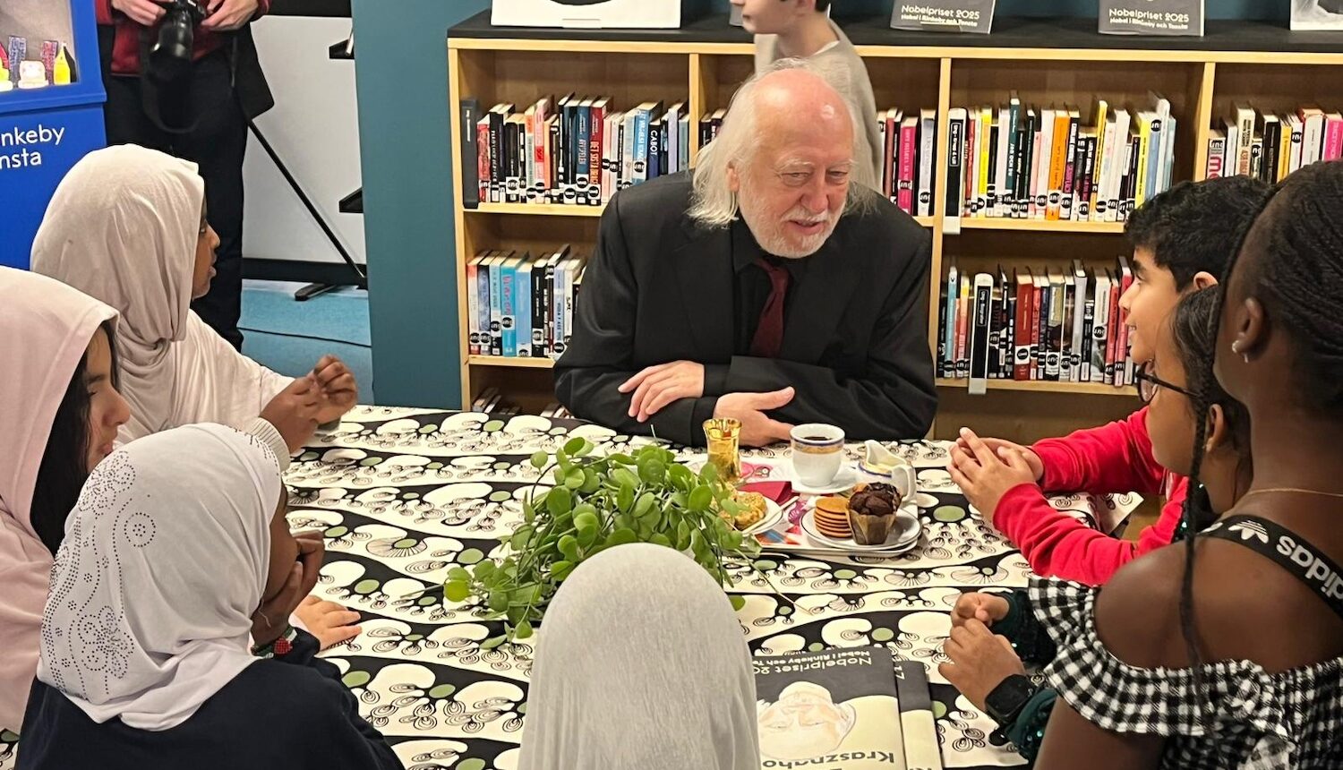 Laszlo Krasznahorkai i samspråk med barnen i Rinkeby bibliotek,