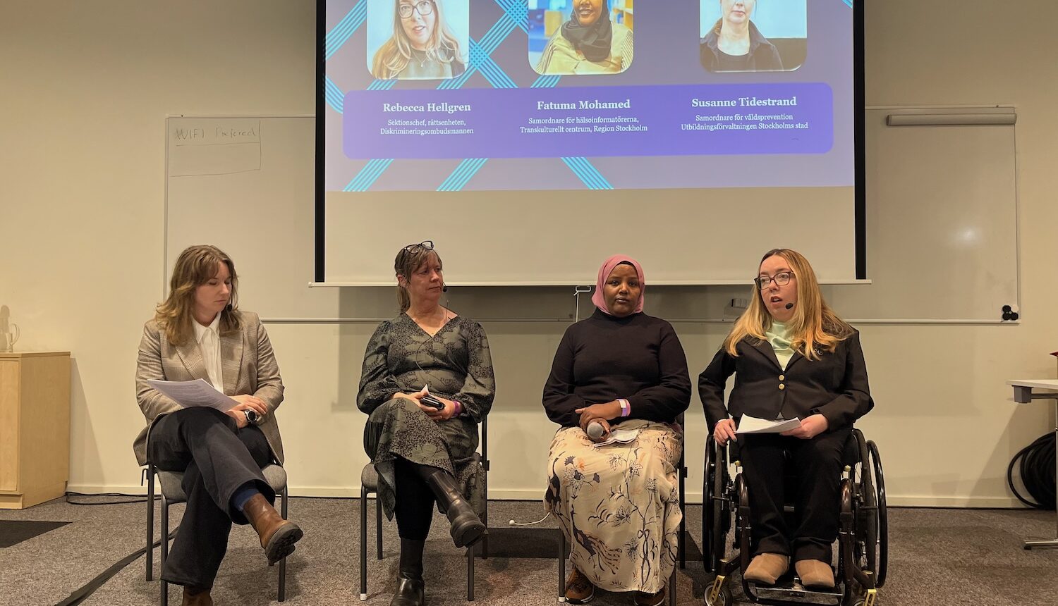 Fyra kvinnor i panelen.