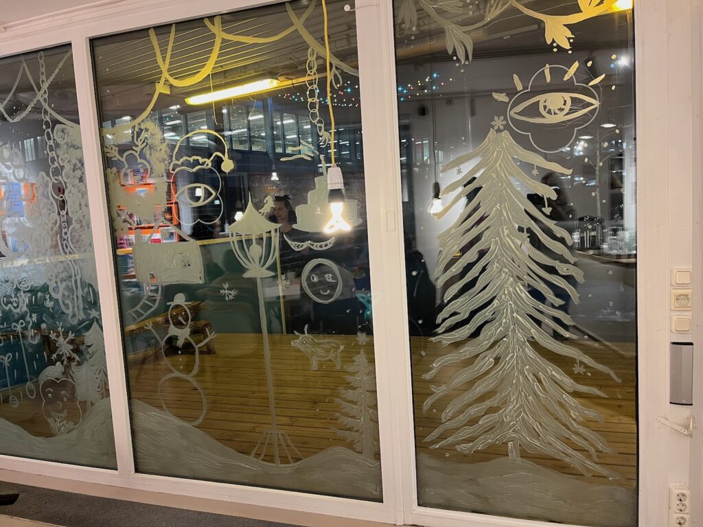 Konsthallens fönster målade med filmjölk.