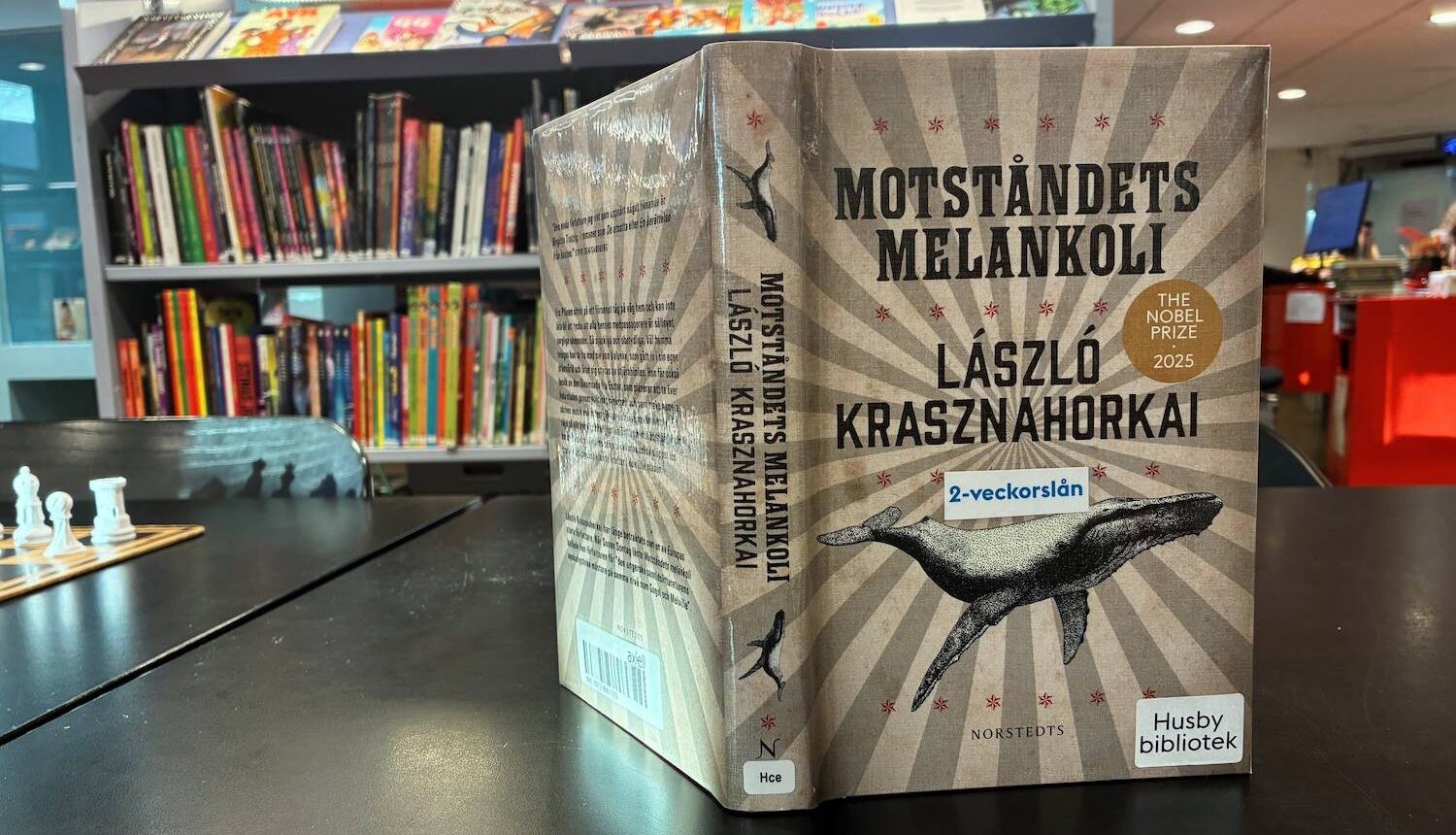 Boken Motståndets melankoli av László Krasznahorkai uppställd på ett bord i Husby bibliotek
